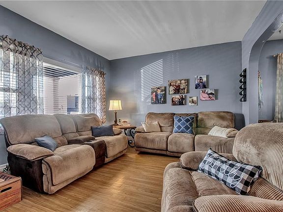Furnished by previous tenant. Now empty and vacant.