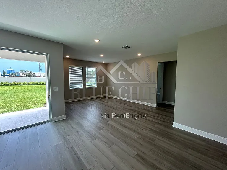 1008 British Cir — Photo 11