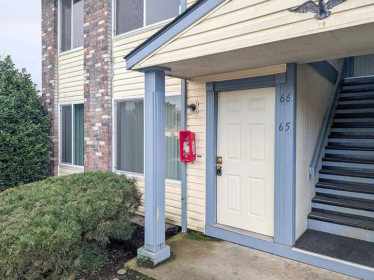Apartment in West Salem near banks, shopping areas, bus lines, and downtown! ~ Colonial — Photo 52