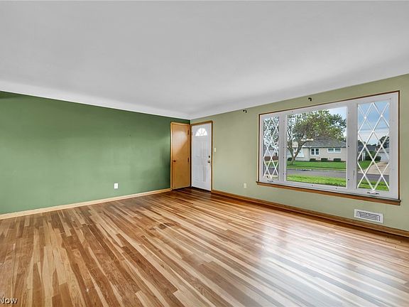 5th image of 11301 Aaron Dr