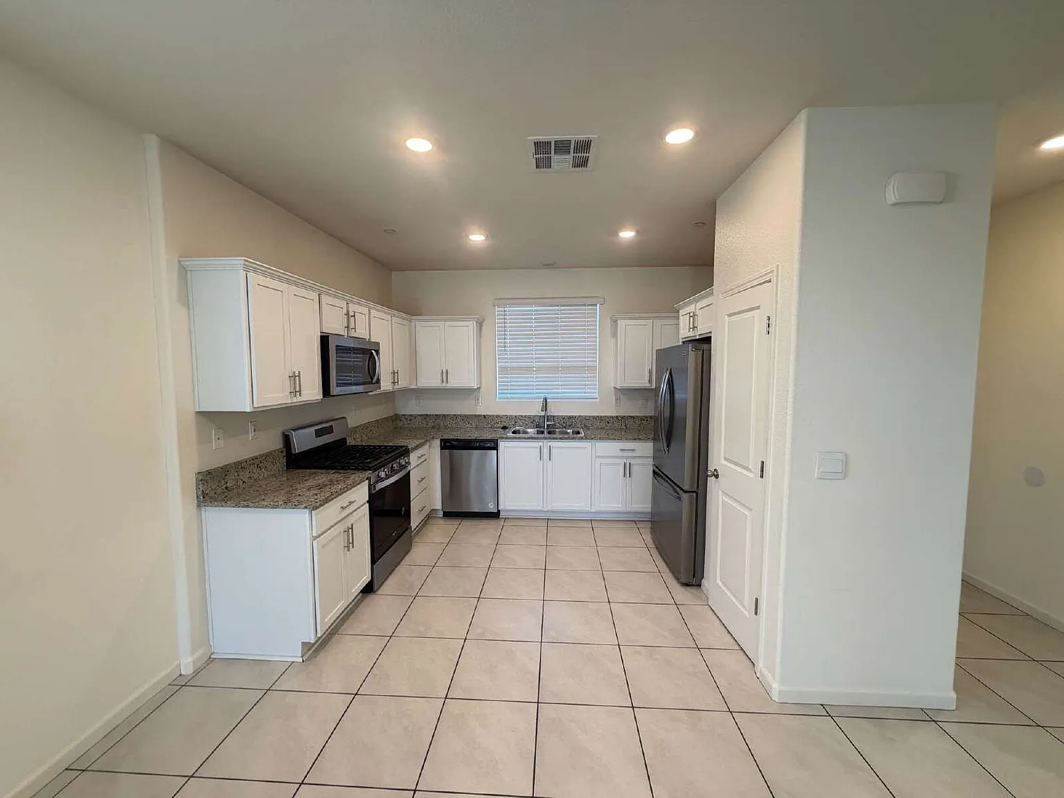 5 bed, 2.5 bath, $2,400 — Photo 4