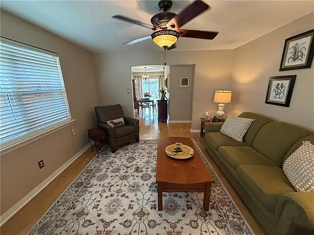 3 bed, 1.5 bath, 1420 sqft, $2,000 — Photo 3