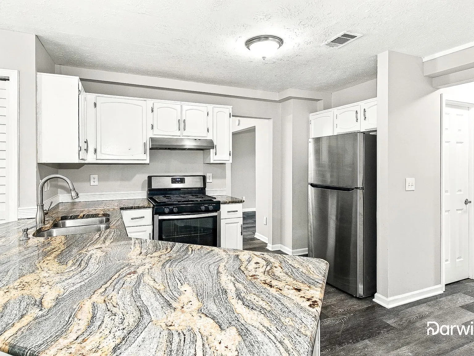 3 bed, 2.5 bath, 2136 sqft, $2,095 — Photo 3