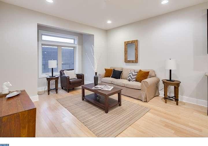 1st image of 819 S Darien St