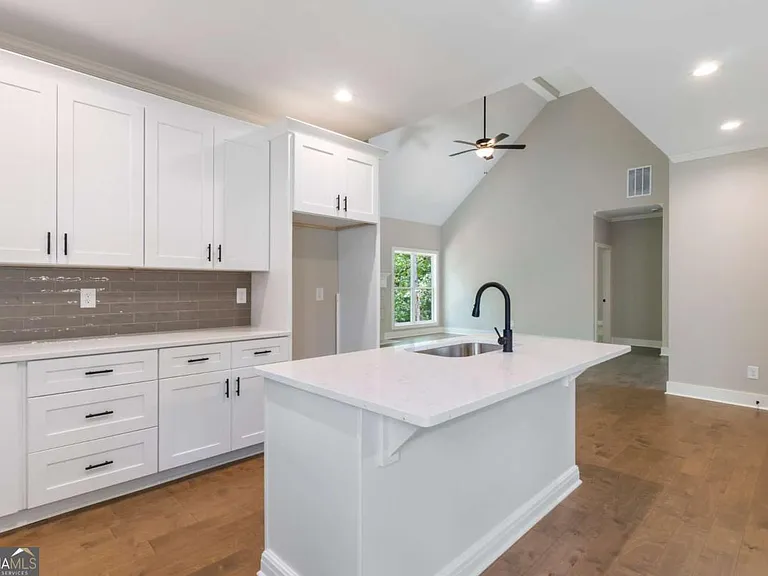 380 Ansley Dr — Photo 9