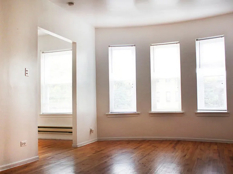 4501-4515 N Malden St — Photo 15