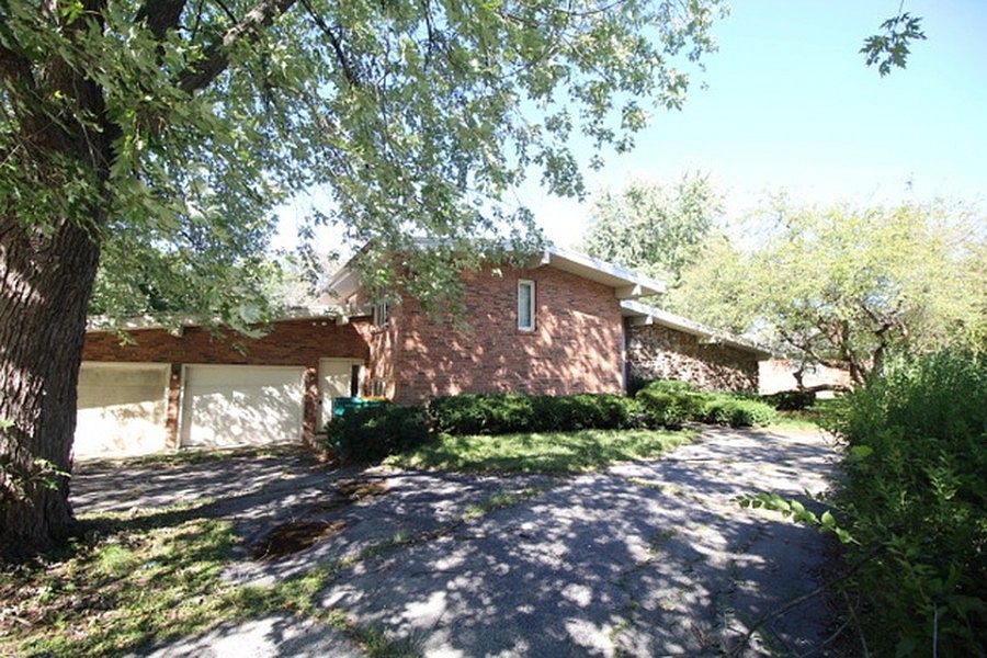 1st image of 3019 Twin Oaks Dr