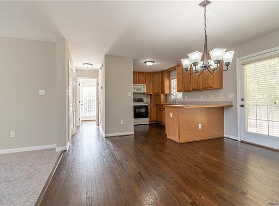 5th image of 321 Hillcrest Dr