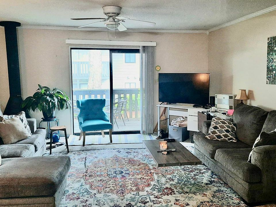 2nd image of 614 Woodland Vlg #614