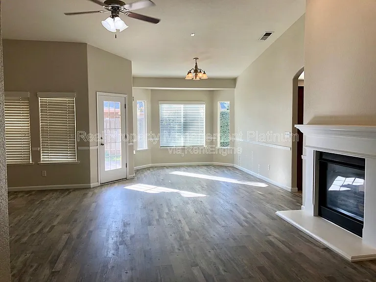 546 Everglade Ave — Photo 3
