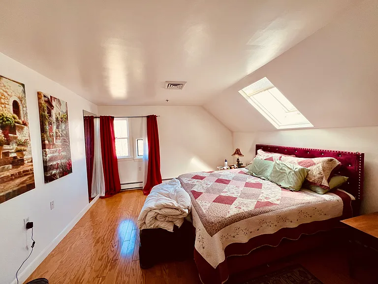Master bedroom, skylight, 24 '8" x 13.2", including walk-in closet 9 x 6'5"