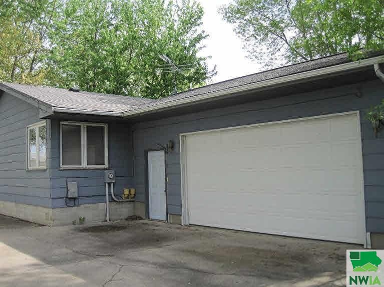 2nd image of 121 E Ridgeview Dr