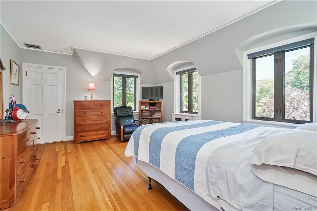 4 Bed 5 Bath Property, New York • 3,808 Sq Ft