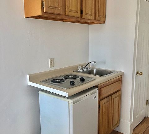5th image of 1061 Beacon St APT 9
