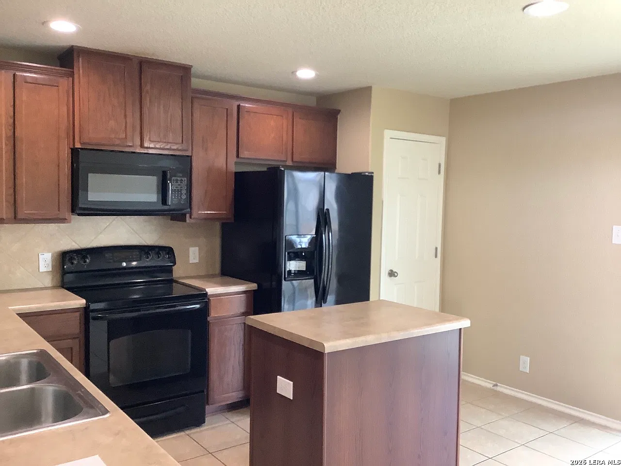 3 bed, 1418 sqft, $1,595 — Photo 3
