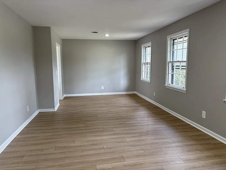 127 Holiday Ct — Photo 4