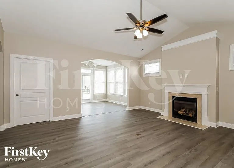 1005 Phar Lap Dr — Photo 3