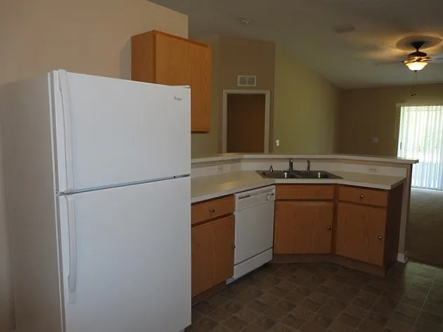 3 bed, 2.0 bath, 1645 sqft, $2,480 — Photo 4
