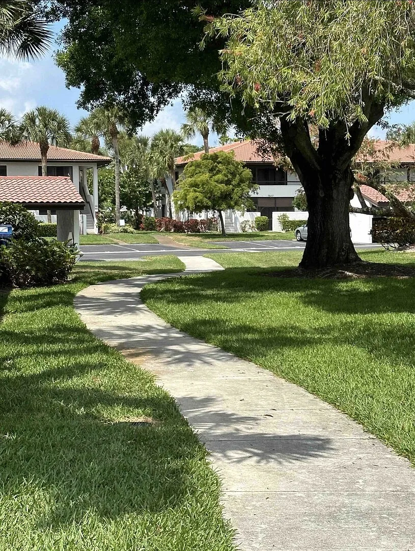 2 bedroom, 2bath condo in Valencia Gardens IMG golf course. — Photo 3