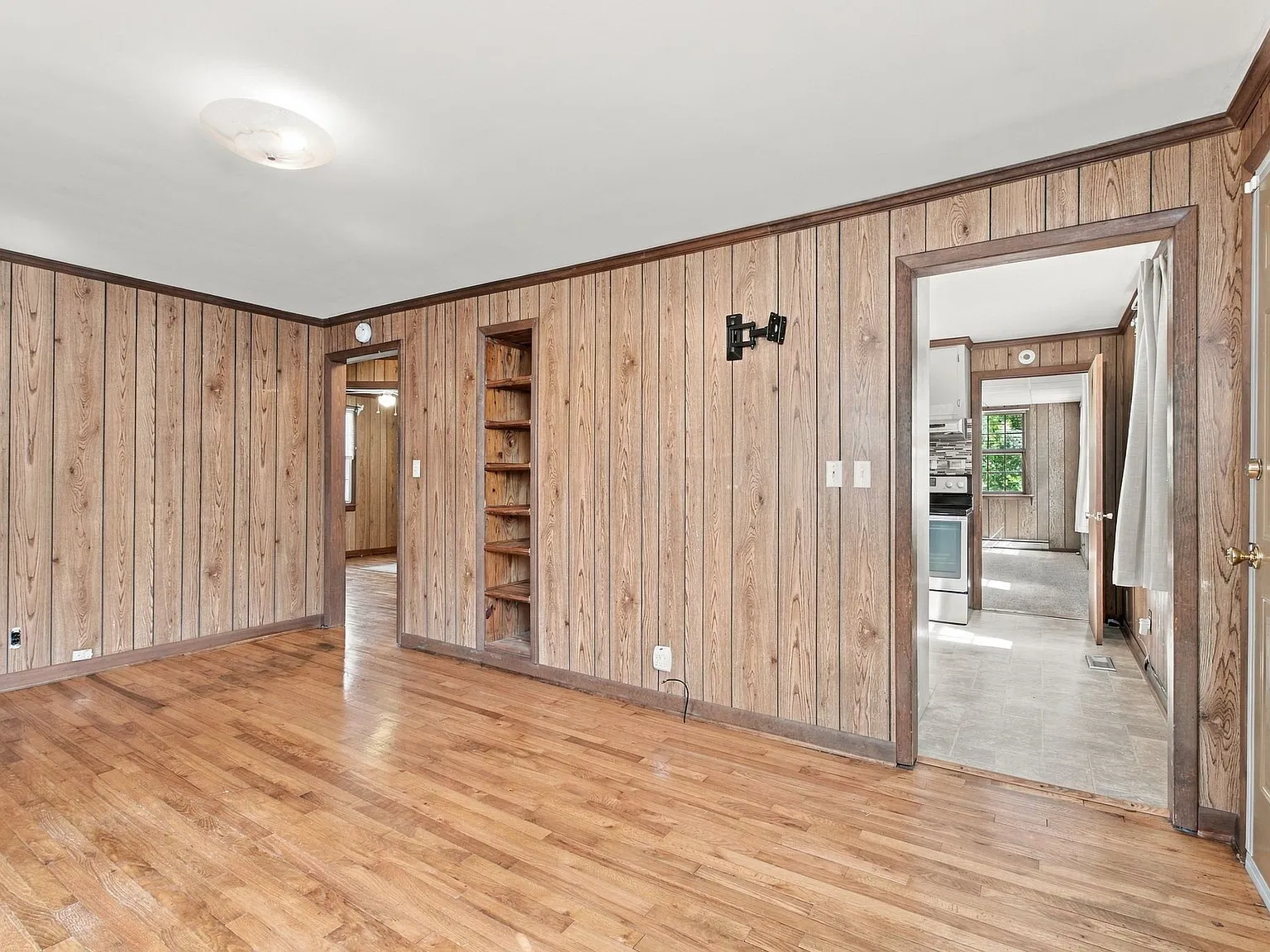 3 bed, 1230 sqft, $2,300 — Photo 4