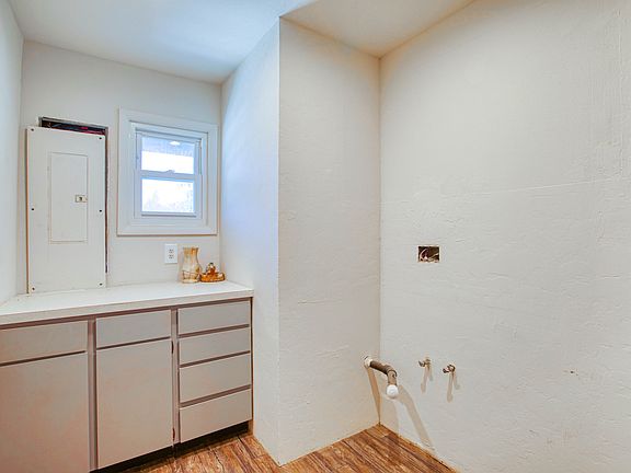 5th image of 217 E Countryside Cir