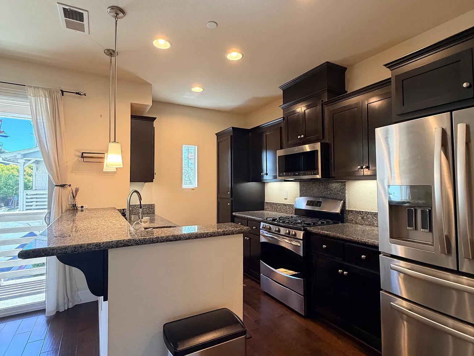 3 bed, 2.5 bath, 1450 sqft, $5,200 — Photo 2