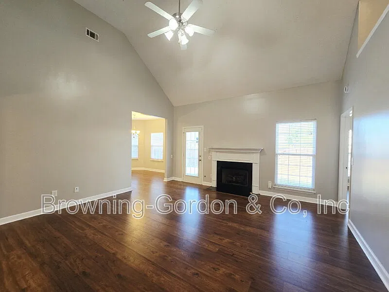 3 bed, 2.0 bath, 1800 sqft, $2,150 — Photo 2