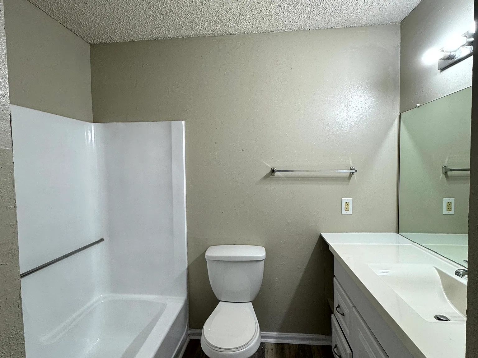2 bed, 850 sqft, $950 — Photo 2