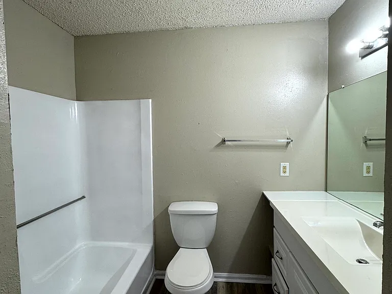 1744 Cedar Lake Dr #D — Photo 2