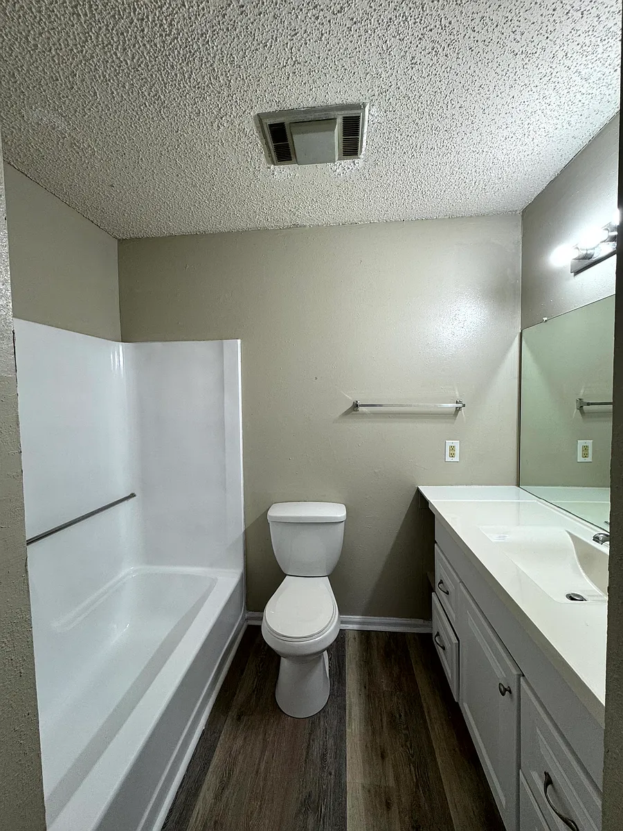 Building Photo - 1744 Cedar Lake Dr #D