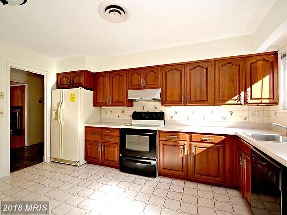 5th image of 8 Willow Brook Ct
