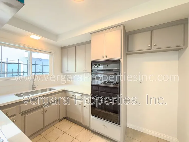 18012 Manhattan Pl — Photo 10