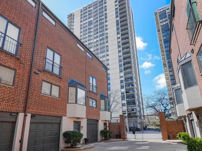 1346 N Sutton Pl, Chicago, IL, 60610