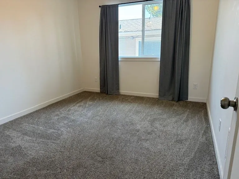 639 SE Reed Market Rd #2 — Photo 7