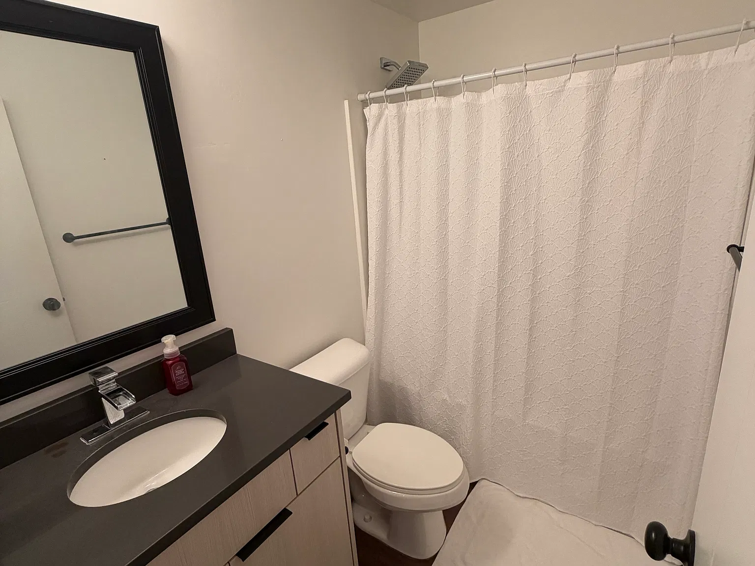 3 bed, 1950 sqft, $2,395 — Photo 1