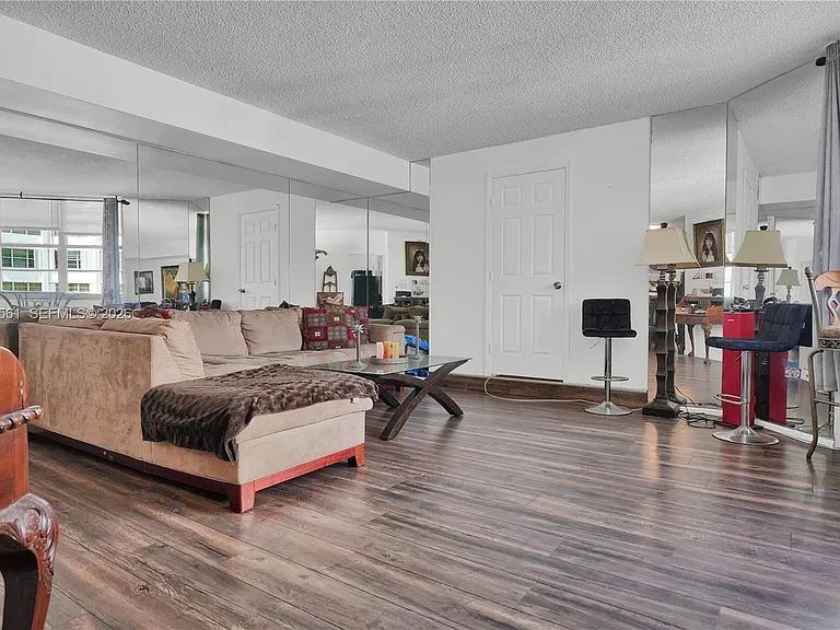 905 Brickell Bay Dr #1121 — Photo 5