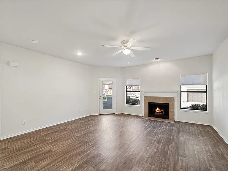 Tivoli Apartments — Photo 7