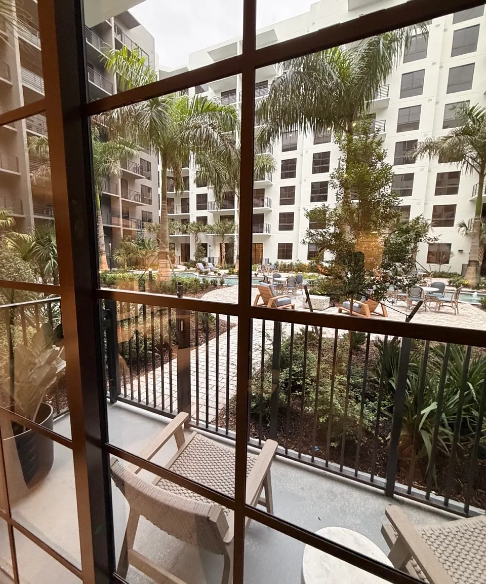 1 bed, 734 sqft, $2,462 — Photo 4