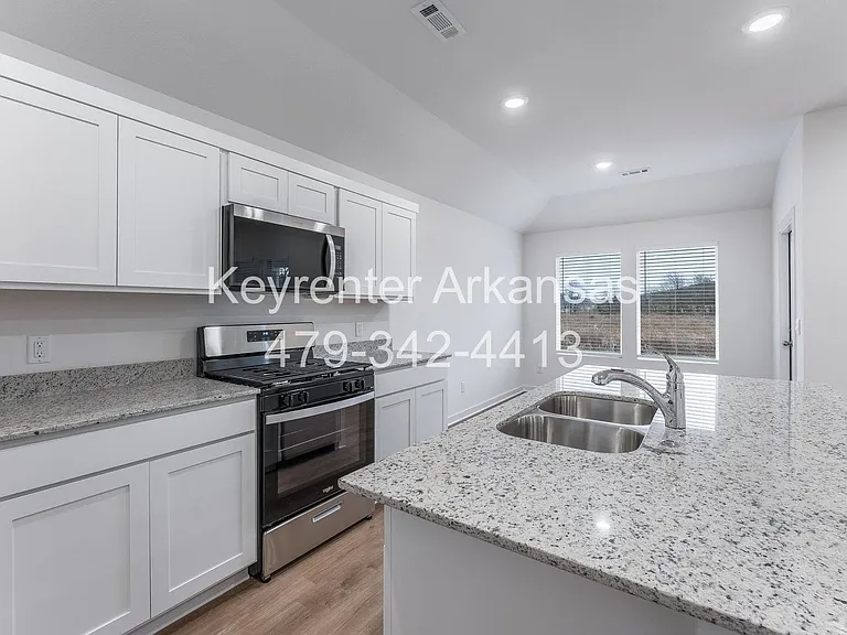 551 Shepherd St — Photo 2