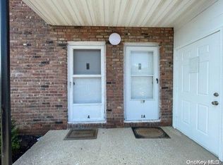 22 Ivy St APT 2A, Farmingdale, NY 11735
