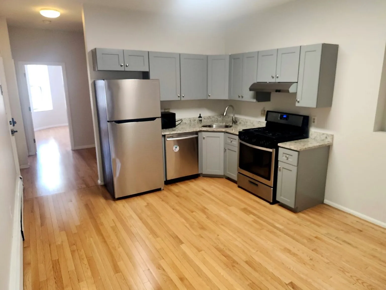 3 bed, 1.5 bath, 1200 sqft, $3,300 — Photo 3