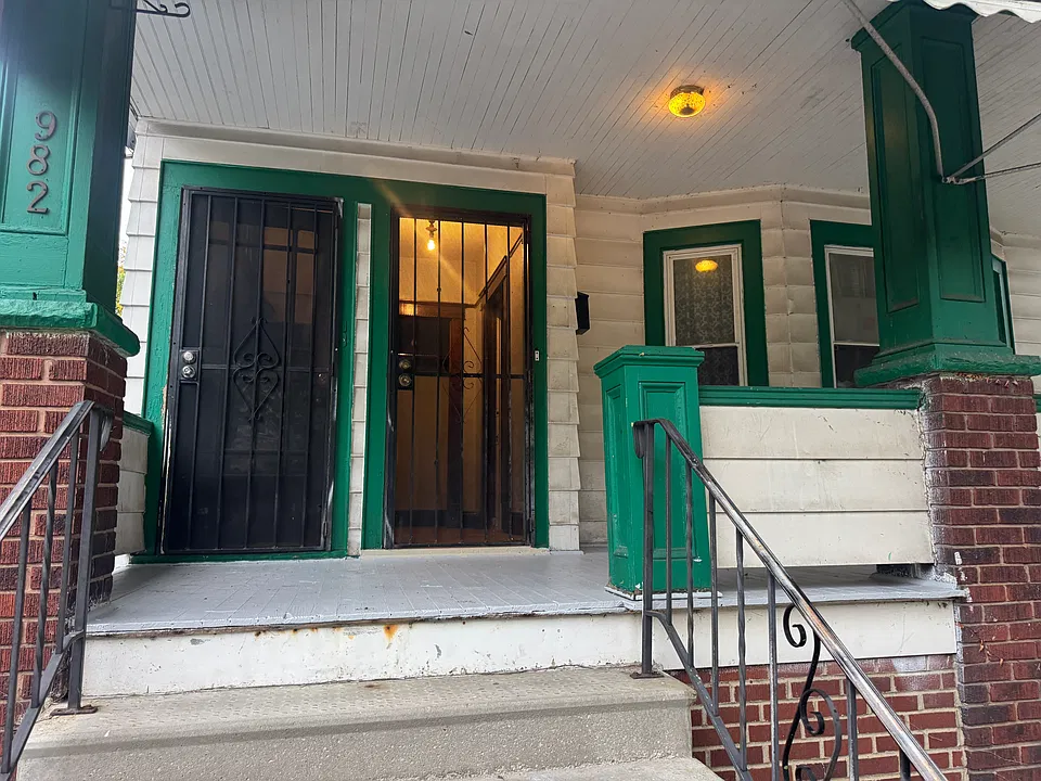 982 Ida Ave #1