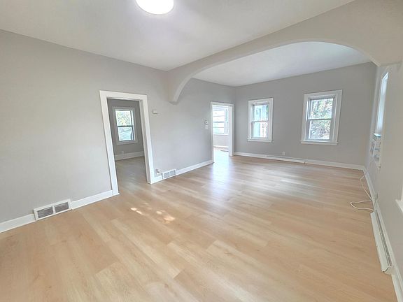 4th image of 712 Maple St W