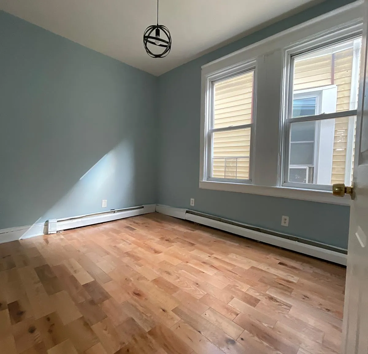 3 bed, 1100 sqft, $2,400 — Photo 3