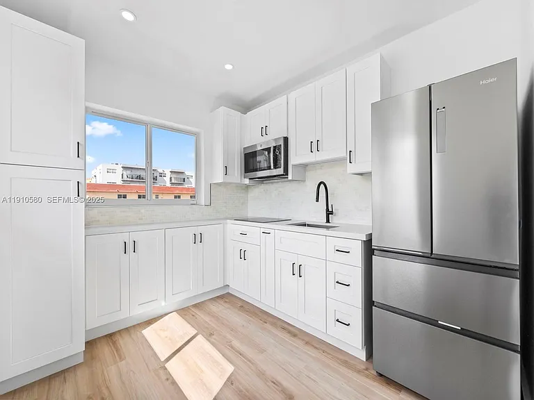 300 NW 7th Ave #1 — Photo 3