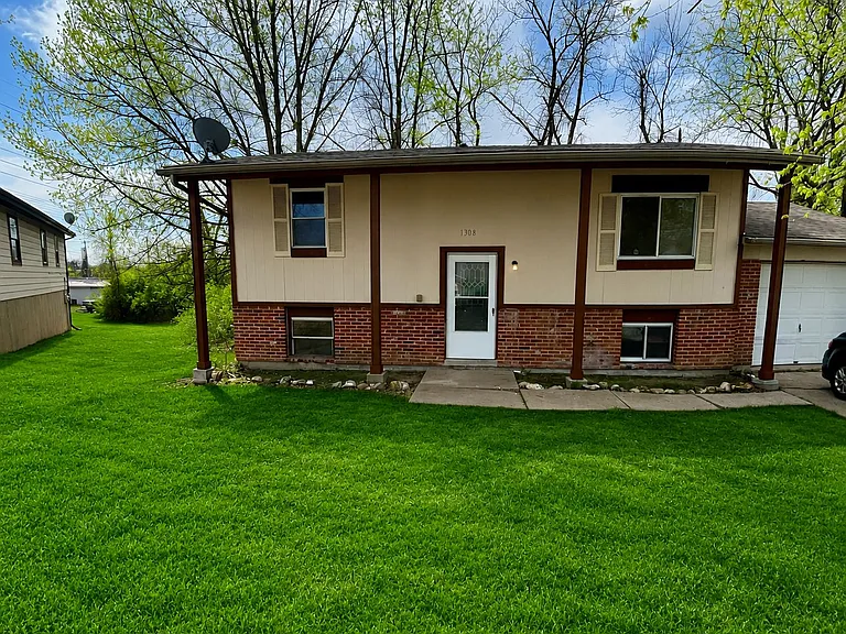 1308 Red River Dr — Photo 2