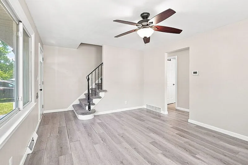 4 bed, 1.0 bath, 995 sqft, $1,650 — Photo 3