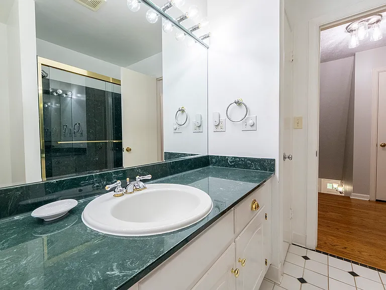 2nd floor full bathroom.