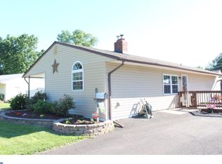 40 Teaberry Ln, Levittown, PA