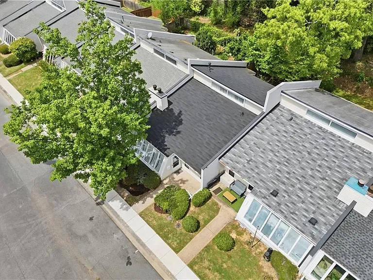 224 Goshen Ln — Photo 2